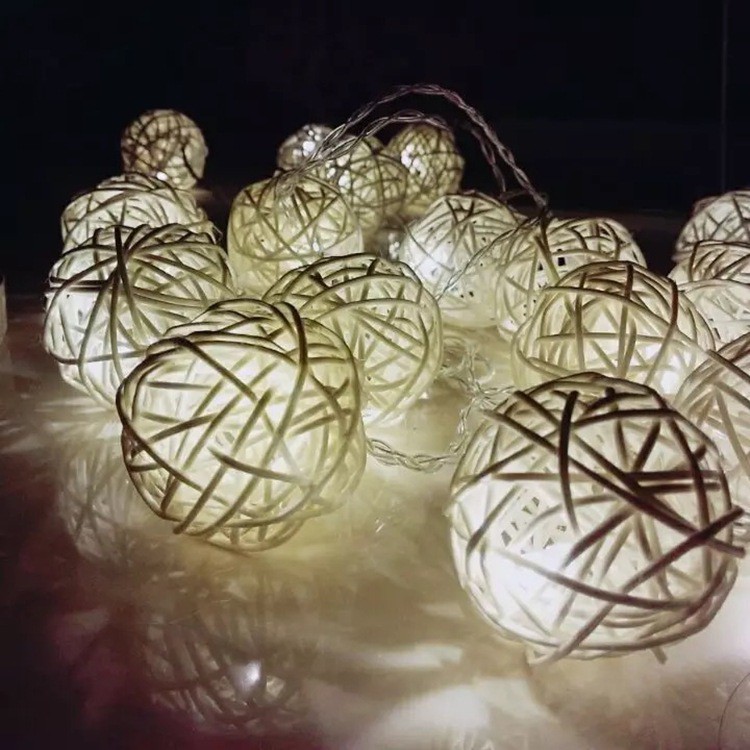 Đèn cầu mây thái lan 10 bóng, 20 bóng (màu trắng) quả cầu size 5cm | BigBuy360 - bigbuy360.vn