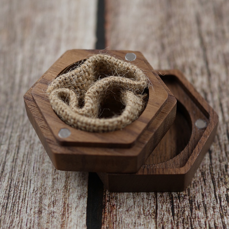 Hộp đựng nhẫn cưới hình lục giác bằng gỗ màu đen