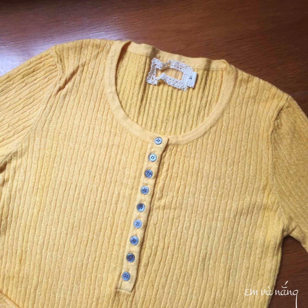 Áo len tay dài vintage. Hiệu Sundzy. Màu vàng ươm của nắng, rất nổi bật và nịnh da. Chất len mềm mịn