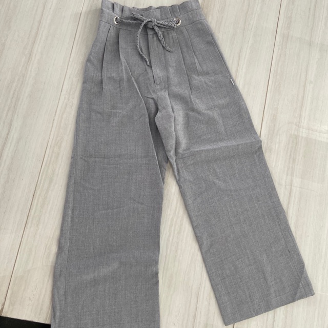 Quần suông hiệu Cchat Clothes,  màu xám, chất đẹp, kiểu dáng thời trang, lưng cao, size M new 100% c