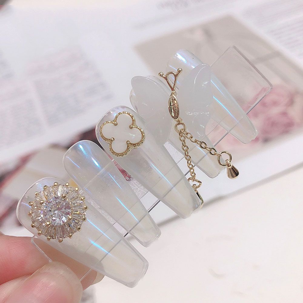 [Hàng mới về] Phụ Kiện Trang Trí Móng Tay Nghệ Thuật Hình Cỏ Bốn Lá 3D Bằng Hợp Kim Màu Trắng Và Đen