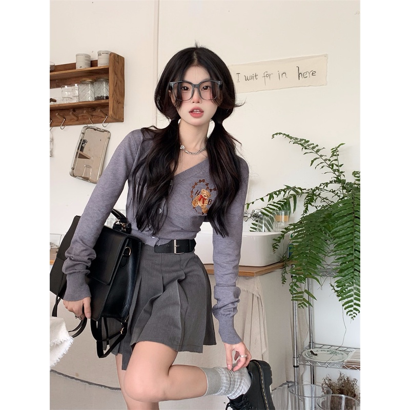 Bộ Áo Dệt Kim Tay Dài Cổ Chữ V Thêu Hình Gấu Phối Chân Váy Ngắn Xếp Ly Lưng Cao Thời Trang Cho Nữ