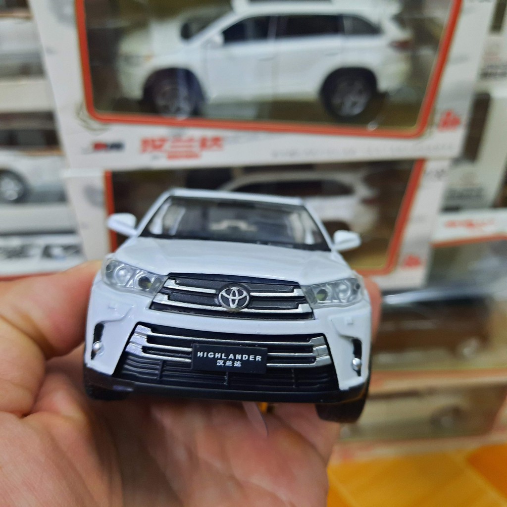 Xe ô tô mô hình Toyota Highlander tỉ lệ 1:32 bằng sắt xe chạy cót có âm thanh và đèn