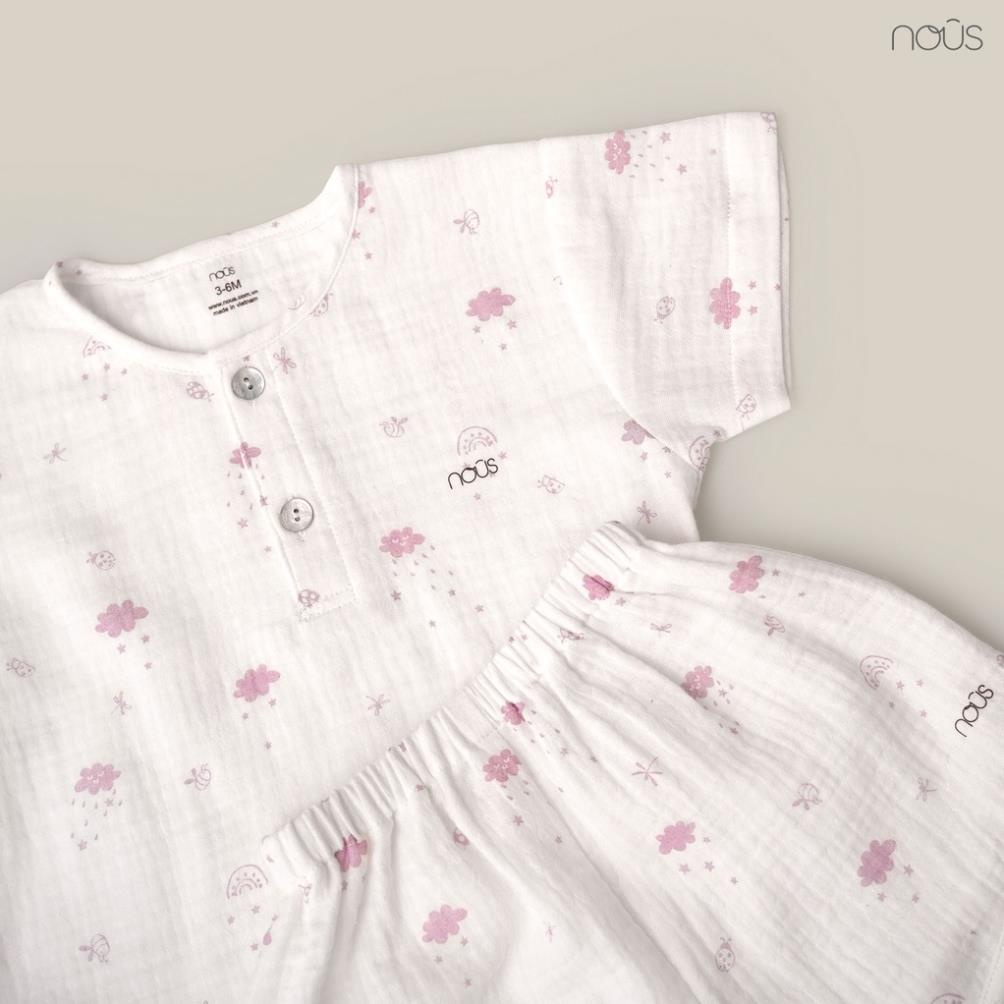 Bộ Quần Áo Cộc Cài Thẳng Cao Cấp Nous Màu Trắng Hình Ong Nhỏ - Cho Bé Gái-Chất Liệu Nu Muslin (Size Từ 3-9 M)