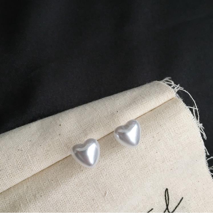 Bông tai hình trái tim nhựa trắng hàn quốc giá rẻ MS69