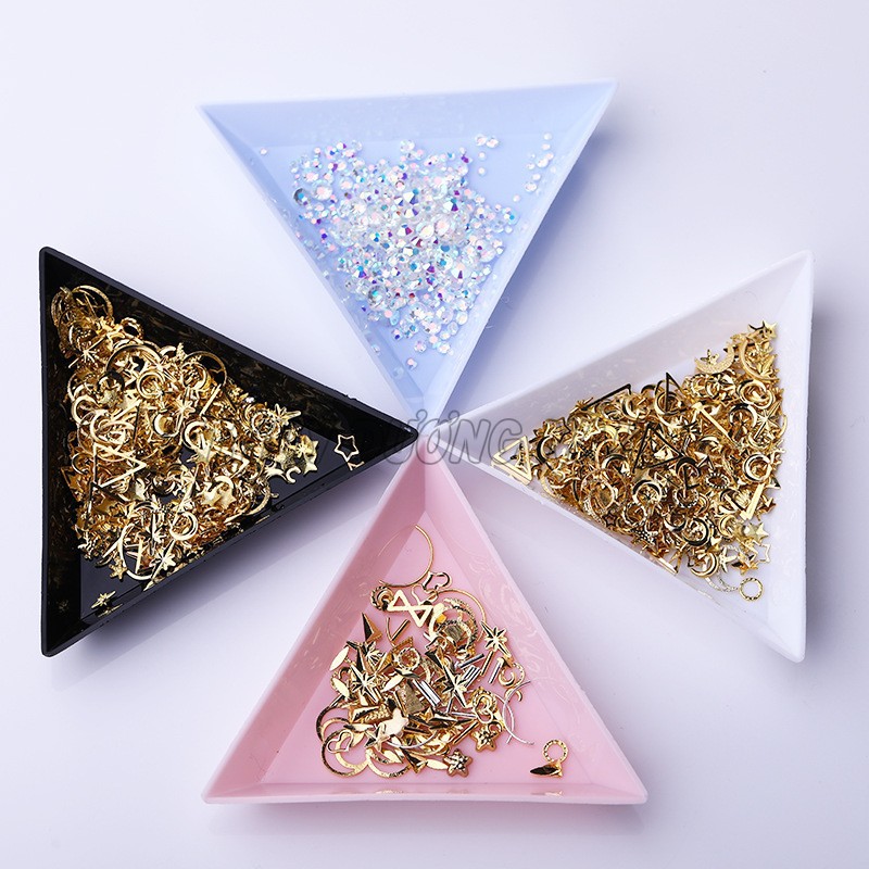 Khay tam giác đựng đá, charm, hoa bột...2k/khay (màu ngẫu nhiên)