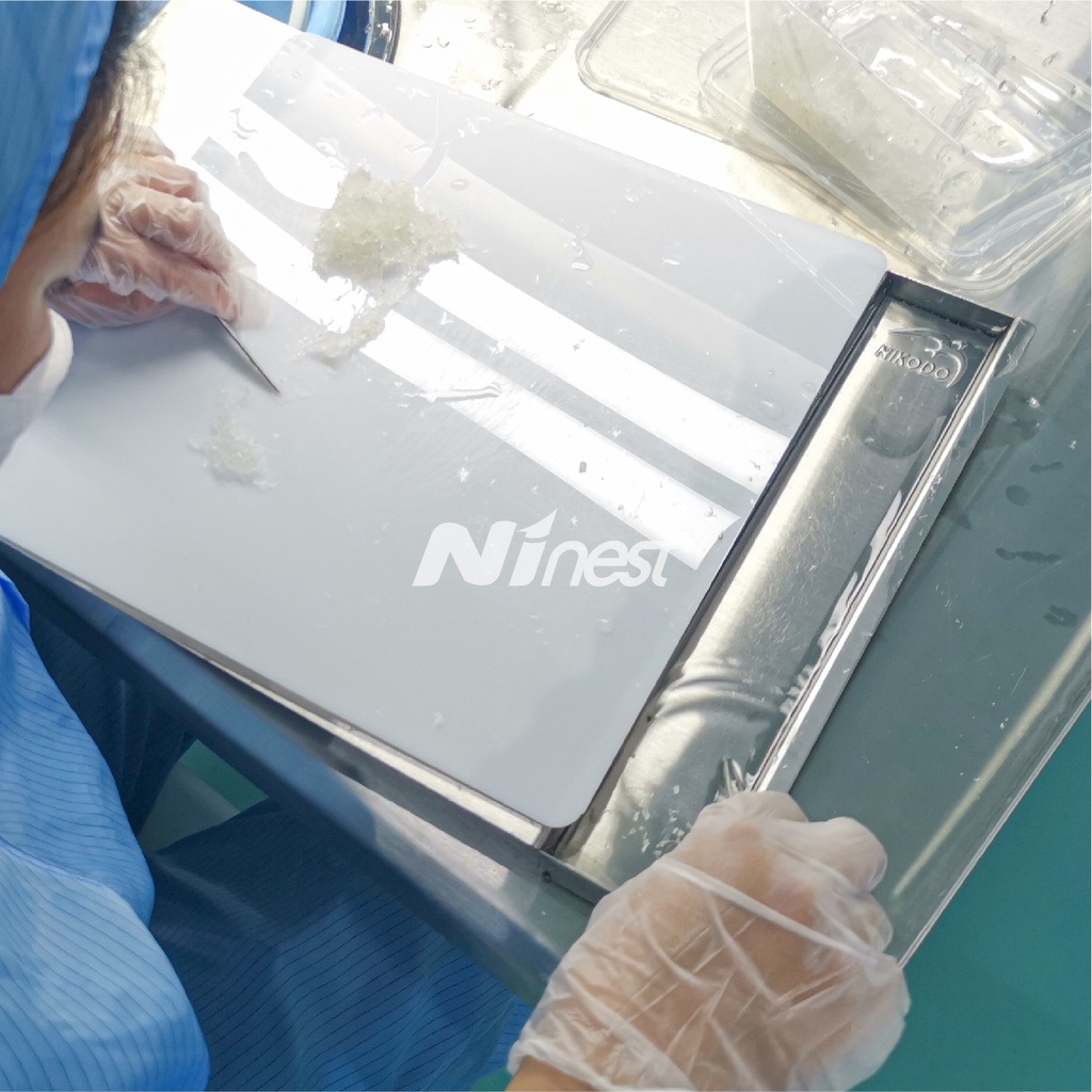 Mâm nhựa mica chuyên dùng lót yến tươi, nhặt lông yến, màu trắng sữa