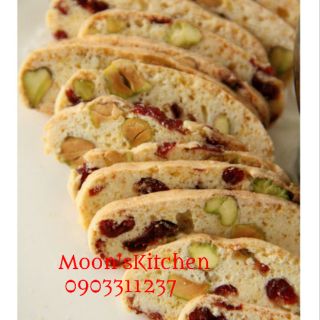 Biscotti - Bánh quy kiểu Ý. Thơm thơm, bùi bùi. Xen lẫn giữa những lát bánh là hạt dẻ cười, hạnh nhân, cranberry, nho..
