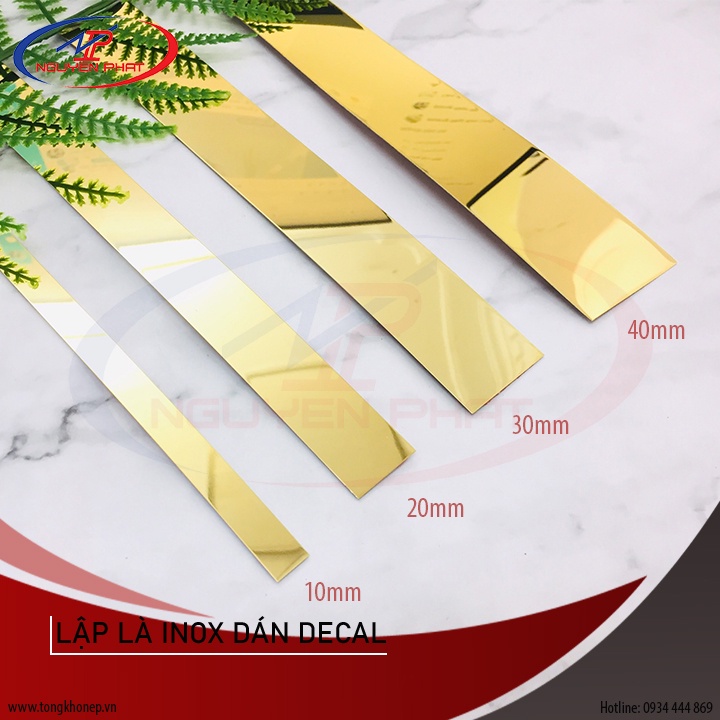 La inox cuộn dán tường trang trí (có sẵn lớp decal ở mặt sau để bóc dán trực tiếp mà không cần dùng keo)