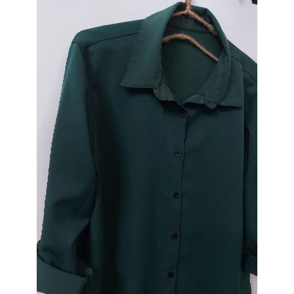 Áo sơ mi trơn xanh rêu