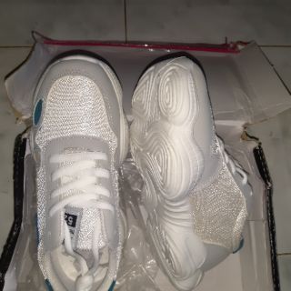 Giày sneaker