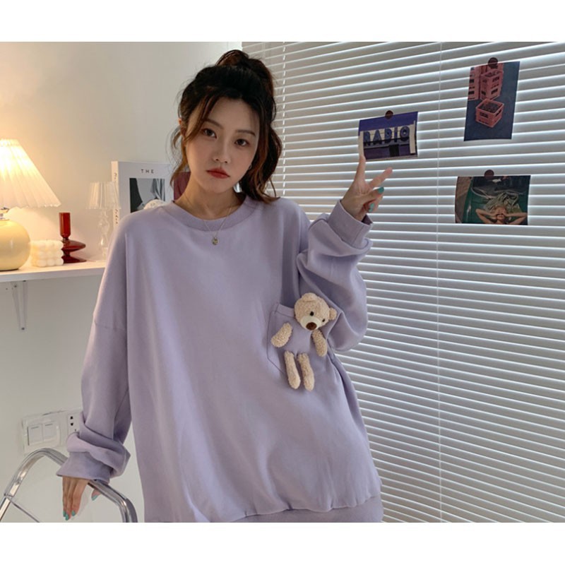 Áo sweater vải cotton mỏng dáng rộng cổ tròn có túi họa tiết chú gấu đáng yêu | BigBuy360 - bigbuy360.vn