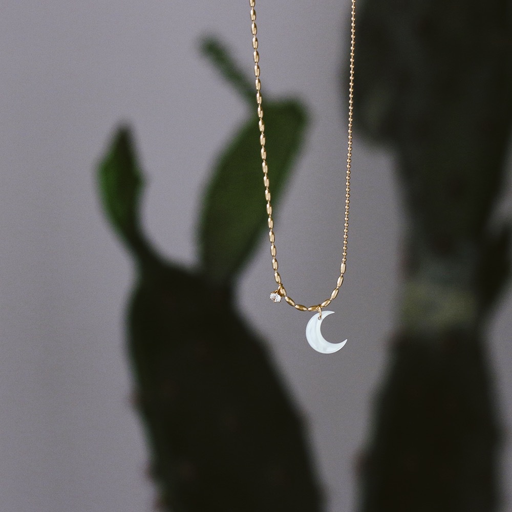 Dây chuyền titan mặt trăng khuyết đá trắng không gỉ WN2209