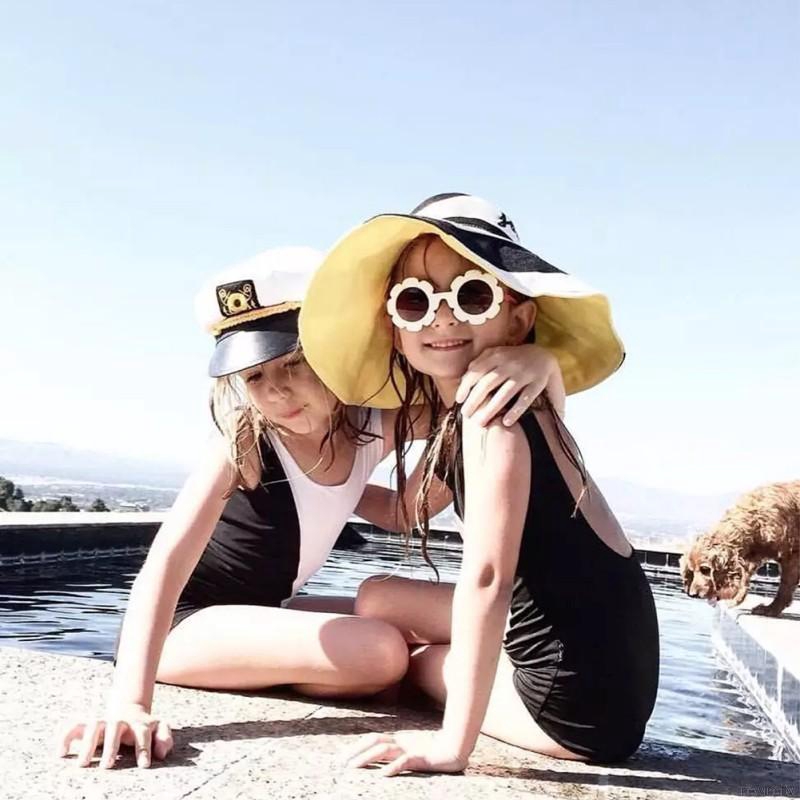 Kính mát gọng hình hoa dễ thương cho bé