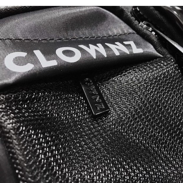 Túi đeo chéo ClownZ v4 thời trang nam nữ đi chơi đi du lich đen ( móc khoá sắt, có in nổi logo clownz, in bên trong )