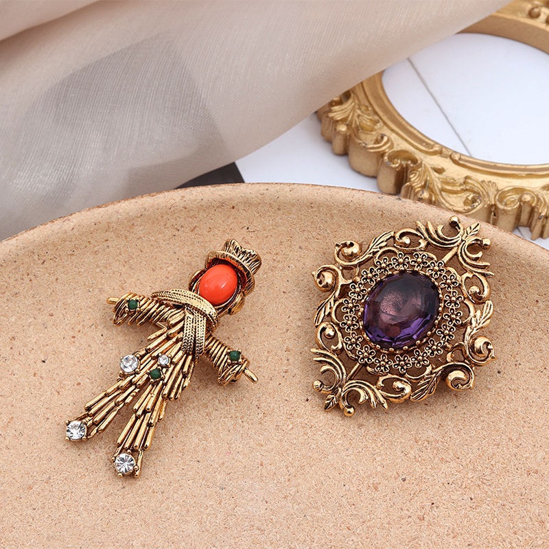 Trâm Cài Áo Hình Bù Nhìn Đính Đá Sang Trọng