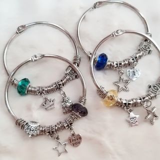 Vòng tay kiềng 1 hạt màu mix đủ loại. 35k
