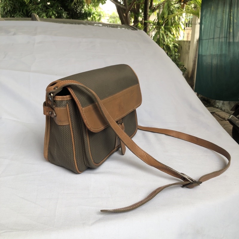 Túi chuẩn si. Túi qua sử dụng. Khách vui lòng xem hình nếu muốn biết thêm thông tin sản phẩm mời khách vô chat. Thanks .