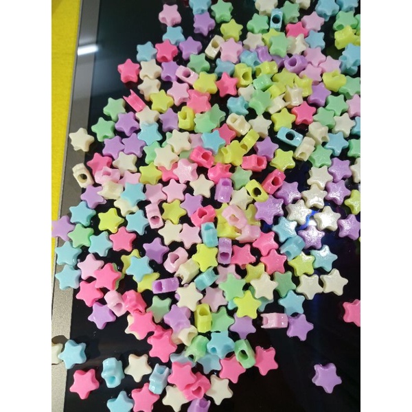 gói 100 hạt nhựa hình ngôi sao đủ màu và 2 mét cước thun dùng để xõ chuỗi đeo tay, hạt có thể làm cài tóc