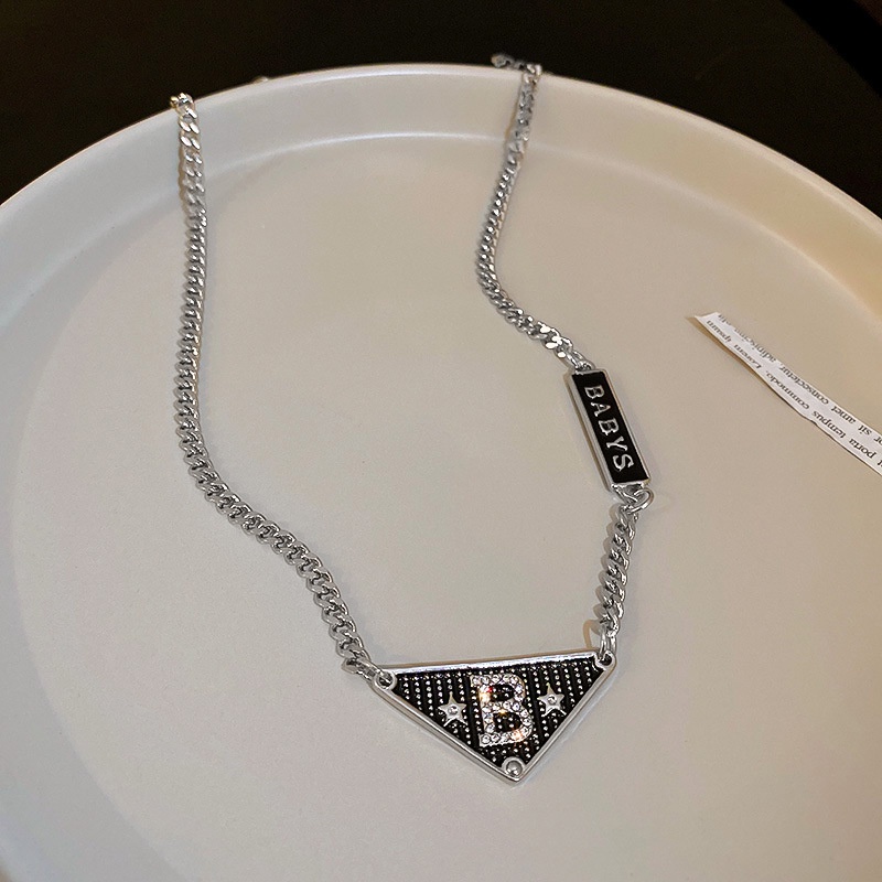 Vòng cổ mặt hình tam giác đính pha lê thời trang Hàn Quốc