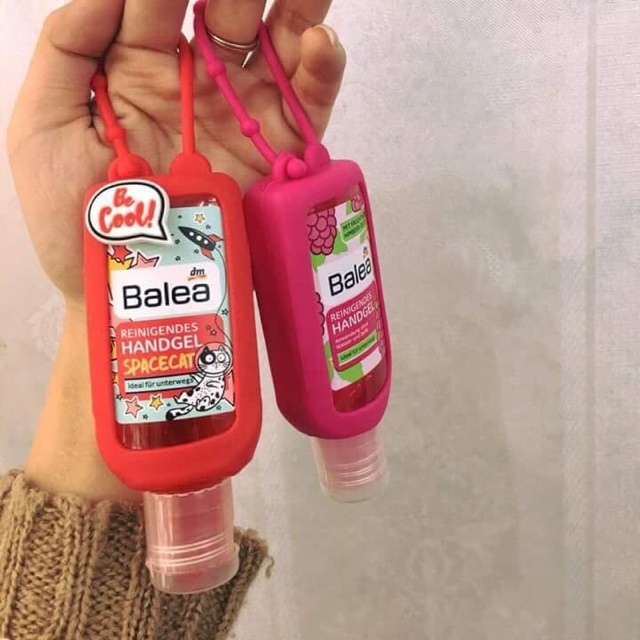 Gel rửa tay khô diệt khuẩn AVEO VÀ ISANA có dây treo cực thơm và tiện lợi.