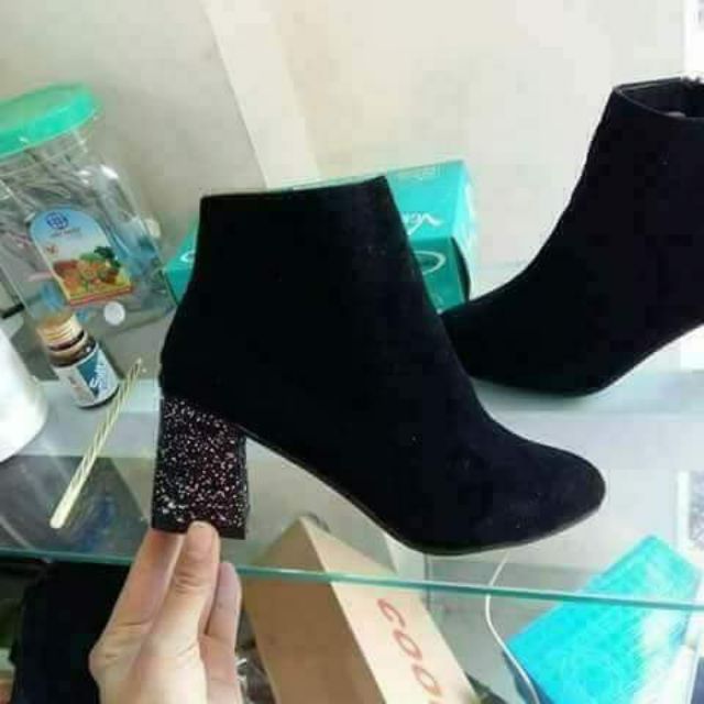 Giày của khách lẻ