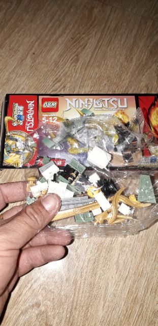 Lắp ráp 1 hộp LegoNinjutsu 99527 có nhiều chi tiết bằng nhựa ABS