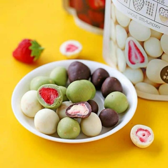 SOCOLA BỌC DÂU TÂY SẤY LẠNH