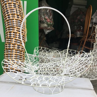 Giỏ cắm hoa mũ giả mây khung sắt
