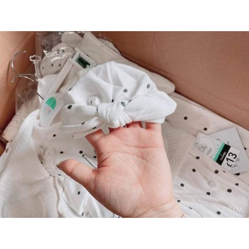 Sét 5 chi tiết gồm body dài tay, áo khoác, yếm, nón, khăn quấn bé xuất xịn