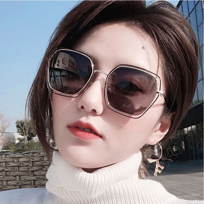 Kính mát thời trang mới kiểu dáng độc đáo dành cho nữ