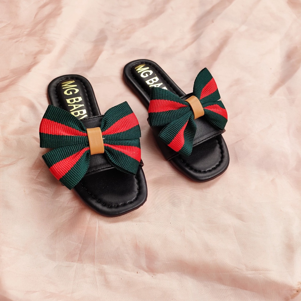 Dép lê chất liệu da cao cấp cho bé gái đính nơ sọc đen đỏ.
