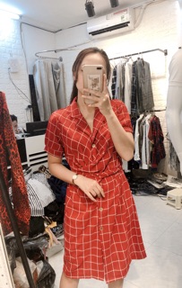 Váy kẻ xoắn eo buộc nơ