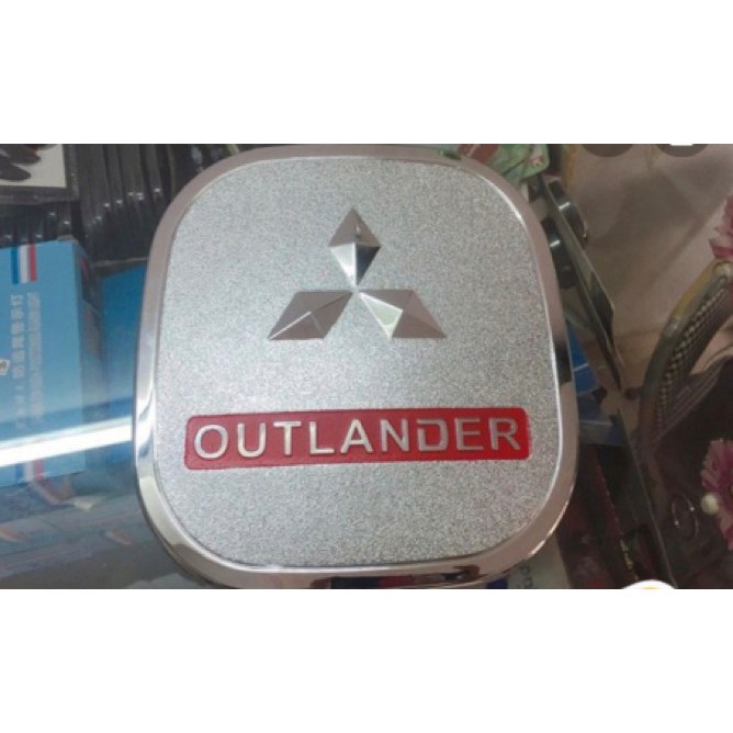 - Nắp xăng nhựa mạ Outlander