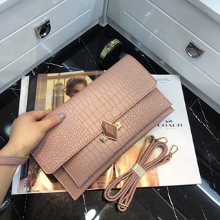 Clutch chất liệu da rắn
