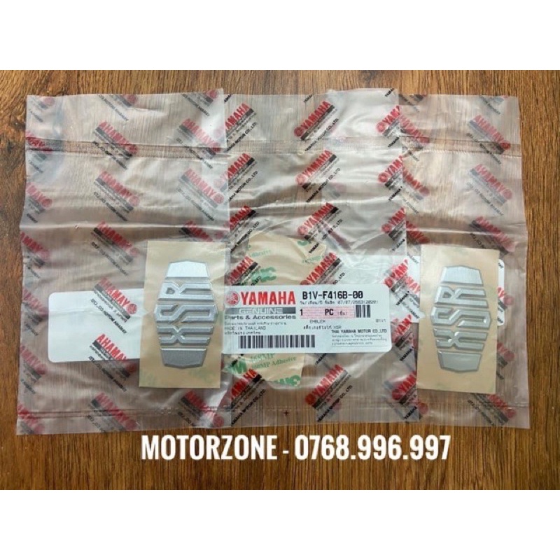 Tem chữ nổi chính hãng Yamaha (Vị trí giữa thùng xăng)
