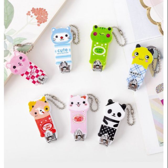 Bấm móng tay cho bé