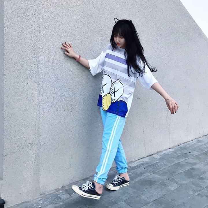 Set áo Kaws 3D + quần dài 2 sọc / cartoon hoạt hình bơ Kaws Seasame Street unisex | BigBuy360 - bigbuy360.vn