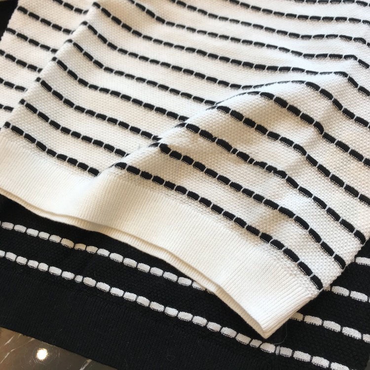 Áo dệt tăm cổ tròn, 2 màu TRẮNG và ĐEN. Đủ size từ 48 - 55kg