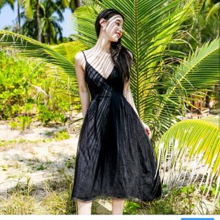 Váy hai dây ren xẻ ngực hở lưng bó eo xoè dáng dài