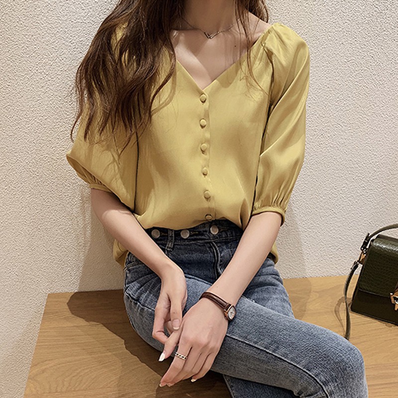 Áo kiểu nữ cổ V ngắn tay đính nút màu trơn
