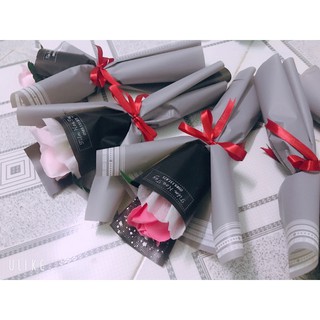 Bó hoa hồng sáp thơm 1 bông màu hồng nude mix đen xám