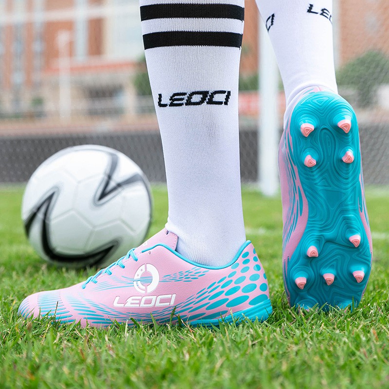 Bước Chân Đầy Phấn Khởi - Khám Phá Thế Giới Giày Đá Bóng Nữ