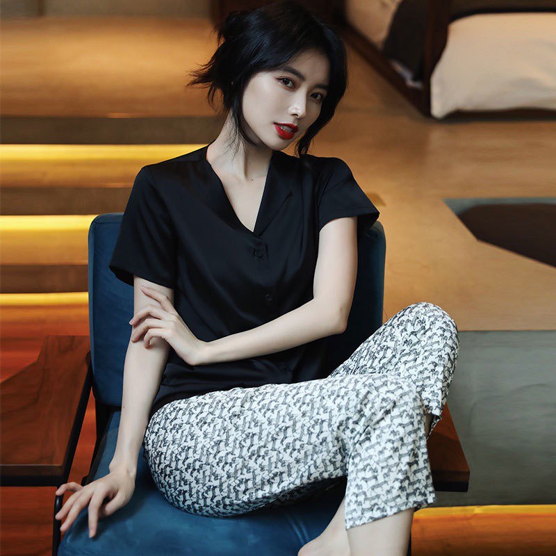 Bộ đồ ngủ gồm áo tay ngắn vải lụa lạnh và quần dài in họa tiết da báo thời trang hè cho nữ