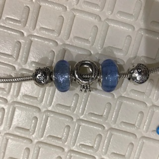 Glass cinder và chữ O vương miện