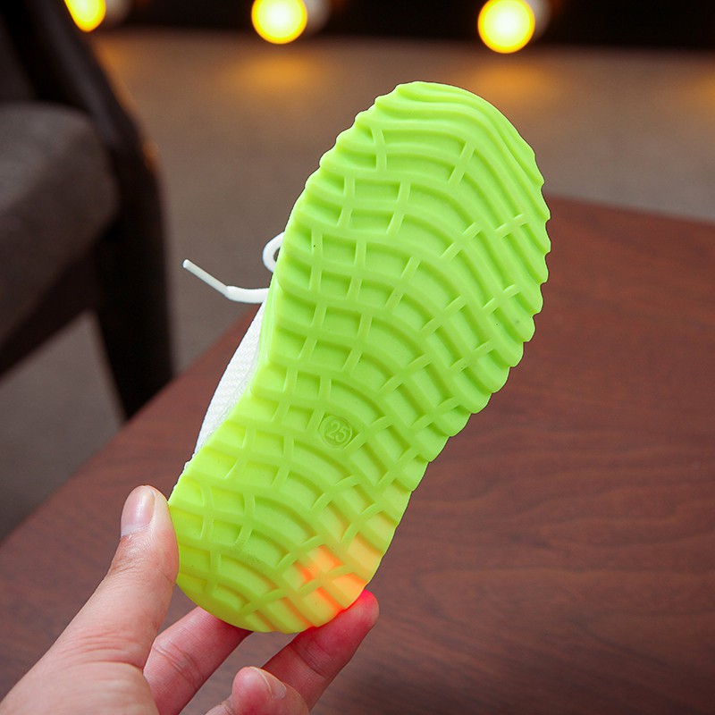 Giày thể thao đế chống trượt có đèn LED dành cho bé