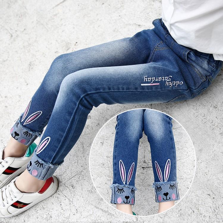Youthful dynamic wide-legged jeans for women