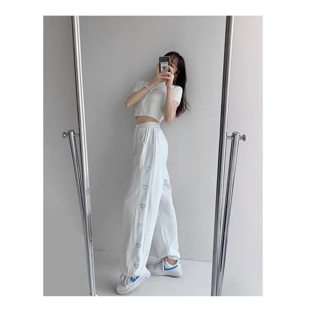 Quần thể thao ống rộng kiểu dáng jogger nhiều tim trẻ trung năng động | BigBuy360 - bigbuy360.vn