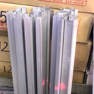 Thanh nhôm có chiều dài 1m . Dùng cho led thanh 1m vào , toả nhiệt cho led