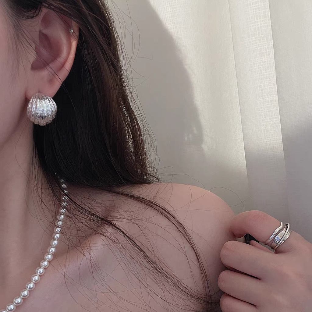 Khuyên tai C sần cá tính cực chất